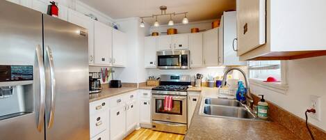 Geladeira, micro-ondas, fogão, cooktop