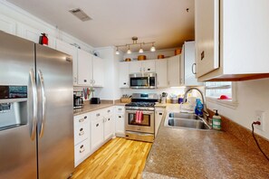 Fridge, microwave, oven, stovetop - Home with private pool, fenced in yard and dog-friendly (Hilton Head)