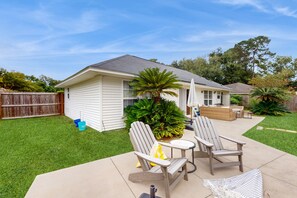 Terrace/patio - Home with private pool, fenced in yard and dog-friendly (Hilton Head)