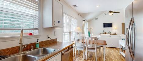 Køleskab, mikrobølgeovn, ovn, kogeplade