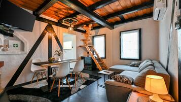 Smart TV, chimenea, futbolito, estéreo