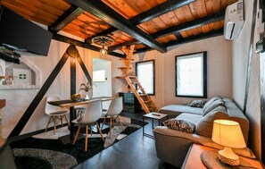 TV connectée, cheminée, baby-foot, chaîne hi-fi