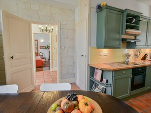 Cafetière/bouilloire, tables à manger