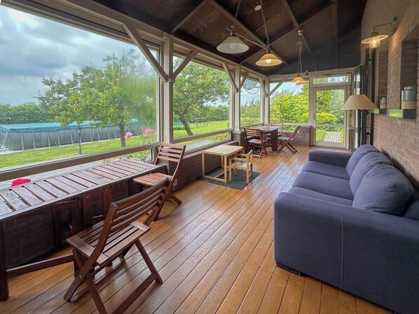 Fernseher, Tischtennisplatte