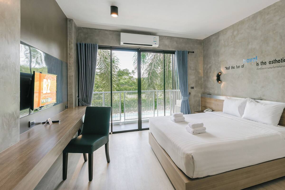 Deluxe Premier Pool View Room | ตู้นิรภัยในห้องพัก, Wi-Fi ฟรี, ผ้าปูที่นอน