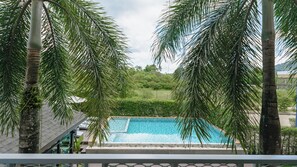 Deluxe Premier Pool View Room | Zimmersafe, kostenloses WLAN, Bettwäsche
