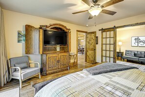 2 bedrooms, desk, iron/ironing board, Internet - 28 Acres: Home w/ Barn & Fire Pit Near Franklin! (Otto)