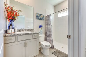 Hair dryer, towels - Pet-Friendly Home w/ Screened Patio in Newberry! (Newberry)