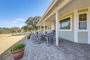 Outdoor dining - Paso Robles Gem w/ On-Site Vineyard: Pets Welcome! (Paso Robles)