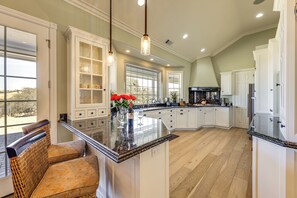 Fridge, microwave, oven, stovetop - Paso Robles Gem w/ On-Site Vineyard: Pets Welcome! (Paso Robles)