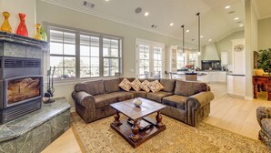 TV, fireplace, books, stereo - Paso Robles Gem w/ On-Site Vineyard: Pets Welcome! (Paso Robles)