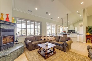 TV, fireplace, books, stereo - Paso Robles Gem w/ On-Site Vineyard: Pets Welcome! (Paso Robles)