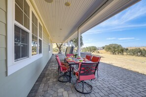 Outdoor dining - Paso Robles Gem w/ On-Site Vineyard: Pets Welcome! (Paso Robles)