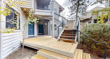 Studio condo with shared pool & hot tub, WiFi, close to outdoor recreation
