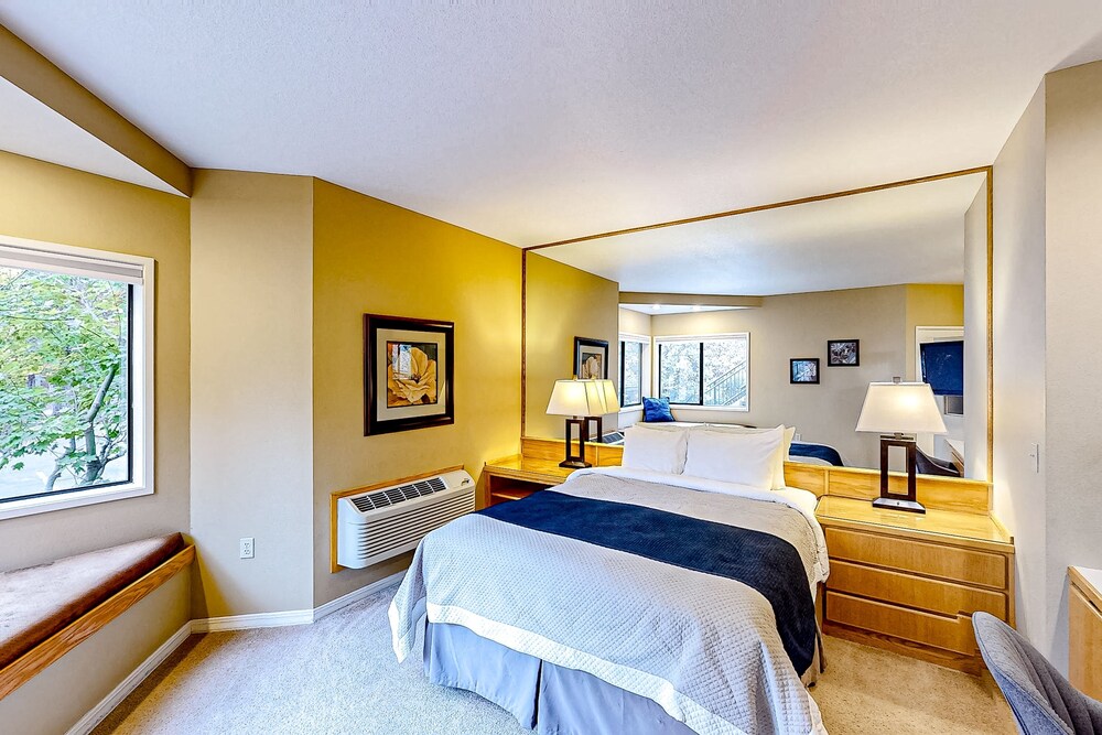 Condo with hot tub, shared pool, gas fireplace, close to outdoor