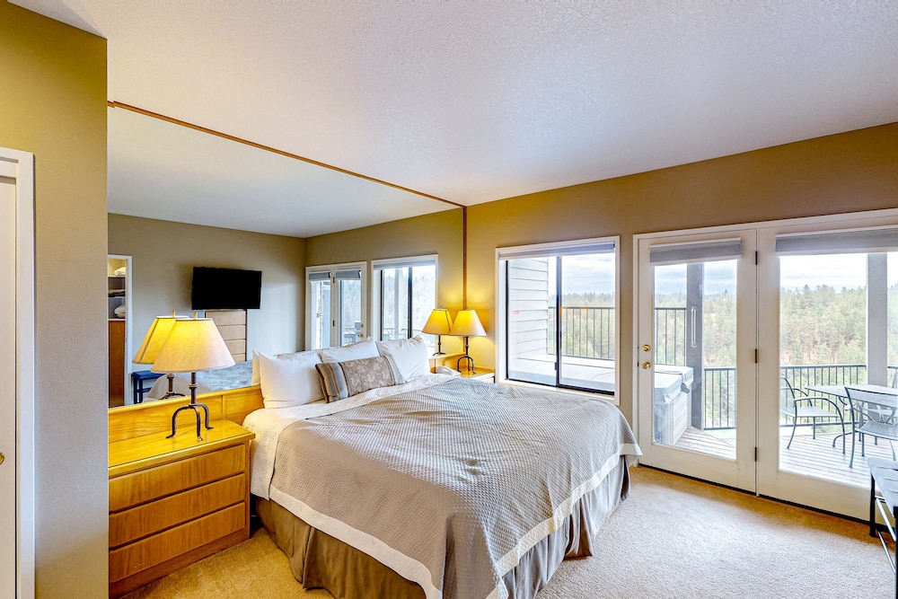 Condo with hot tub, shared pool, gas fireplace, close to outdoor