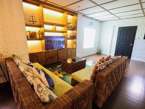 Villa, 5 chambres, piscine privée | Coin séjour | Télévision à écran plat