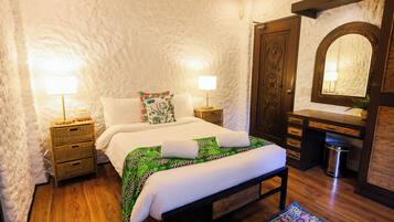 5 bedrooms, individually decorated, individually furnished, desk