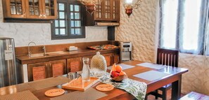 Villa, 5 chambres, piscine privée | Restauration dans la chambre