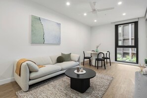 Leilighet – superior | Oppholdsrom | Flatskjerm-TV