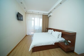 2 bedrooms, iron/ironing board, internet, bed sheets