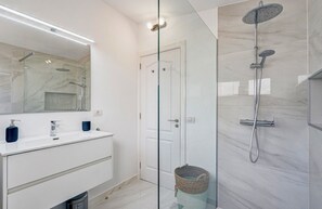 Shower, hair dryer, towels