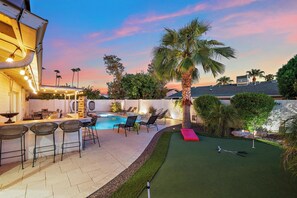 Outdoor dining - Scottsdale Magic~Pool, Spa, Pool Table, & Arcade (Scottsdale)