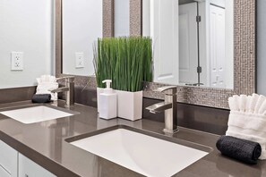 Shower, hair dryer, towels - Scottsdale Magic~Pool, Spa, Pool Table, & Arcade (Scottsdale)