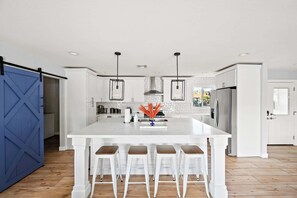 Een koelkast, een microgolfoven, een oven, een kookplaat