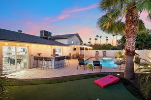 Outdoor dining - Scottsdale Magic~Pool, Spa, Pool Table, & Arcade (Scottsdale)