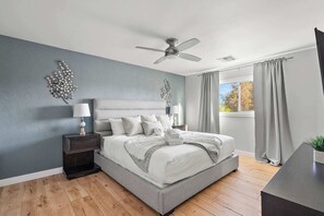 5 bedrooms, iron/ironing board, travel crib, WiFi - Scottsdale Magic~Pool, Spa, Pool Table, & Arcade (Scottsdale)