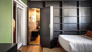 6 bedrooms, desk, iron/ironing board, travel crib