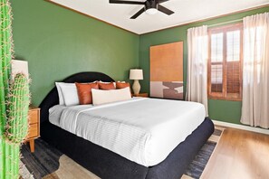 6 quartos, escrivaninha, ferros/tábuas de passar roupa, berço de viagem