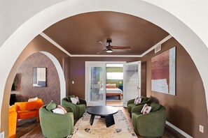 6 bedrooms, desk, iron/ironing board, travel crib