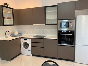 雪櫃、微波爐、焗爐、爐具