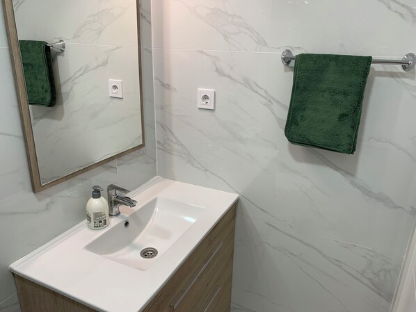 淋浴設備、風筒、提供毛巾、番梘