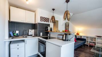 Kjøleskap, ovn, kokeplater og kaffetrakter/tekoker