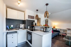 Køleskab, ovn, kogeplade, kaffe-/temaskine