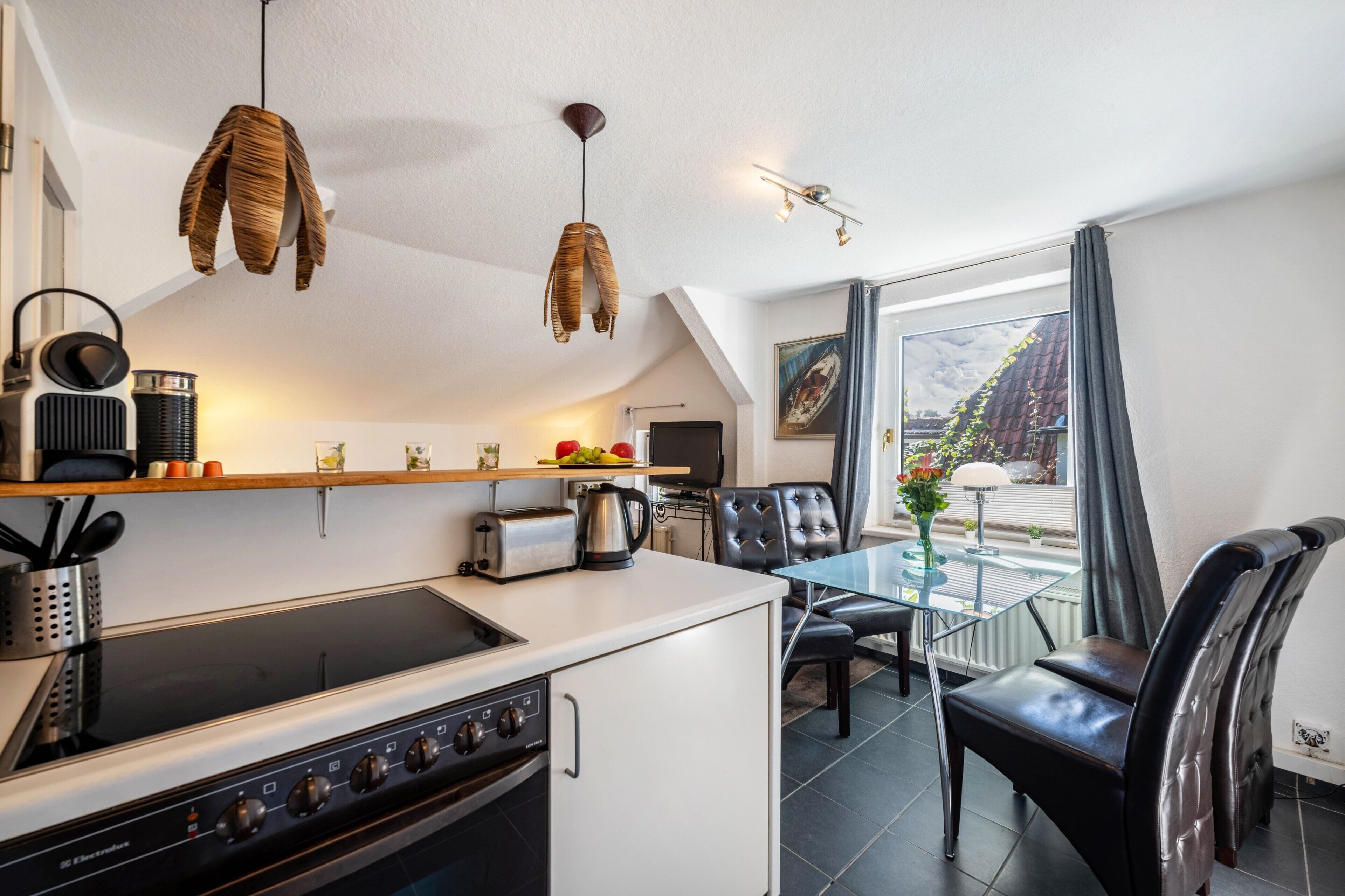 Fridge, oven, stovetop, coffee/tea maker