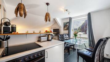 Fridge, oven, stovetop, coffee/tea maker