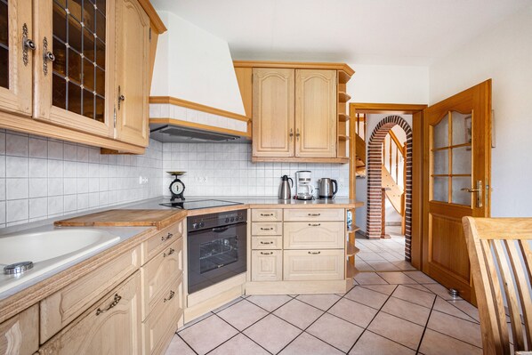 Frigorifero, forno, piano cottura, lavastoviglie