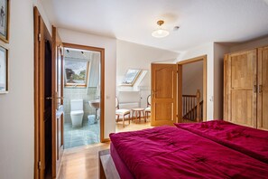 4 bedrooms, iron/ironing board, free WiFi, bed sheets