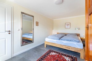 2 bedrooms, iron/ironing board, free WiFi, bed sheets
