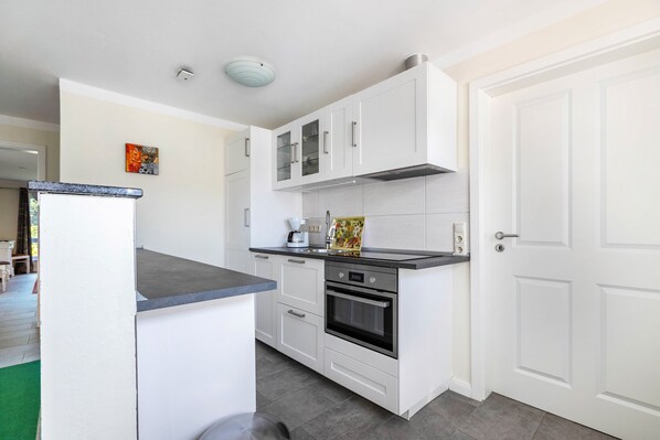 Køleskab, mikrobølgeovn, ovn, kogeplade