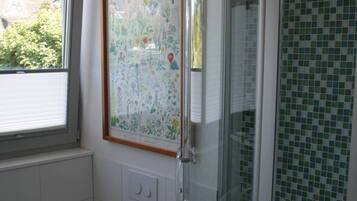 Dusche, Haartrockner, HandtĂŒcher