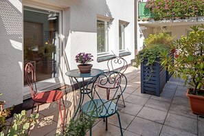 Outdoor dining - Stiegeler Apartment No. 1 Adelhauser with Private Terrace and Wi-Fi (Freiburg)