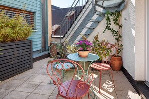 Outdoor dining - Stiegeler Apartment No. 1 Adelhauser with Private Terrace and Wi-Fi (Freiburg)