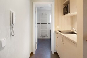 Kühlschrank, Mikrowelle, Herdplatte, Wasserkocher mit Kaffee-/Teezubehör