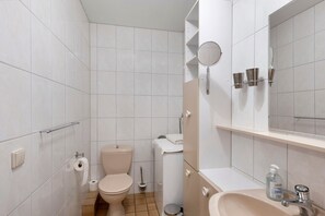 Een douche, een haardroger, handdoeken