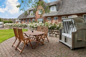Outdoor dining - Apartment 'Fewo Luzie' with Private Terrace, Shared Garden and Wi-Fi (Emmelsbüll-Horsbüll)
